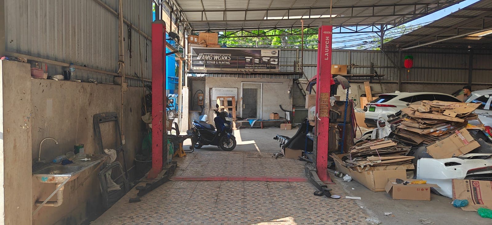 Fasilitas lift mobil di workshop
